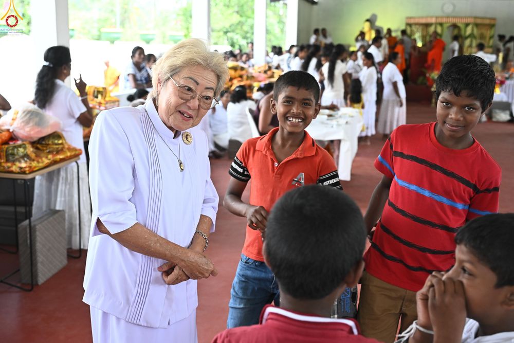 ภาพ No.278699:วันที่ 30 ตุลาคม พ.ศ.2568 กฐินสมทบต่างประเทศ โดยคณะศิษยานุศิษย์ บูชาธรรม 81 ปี หลวงพ่อธัมมชโย ณ วัดศรีสุดาสนะ รังกุต วิหาร ประเทศศรีลังกา