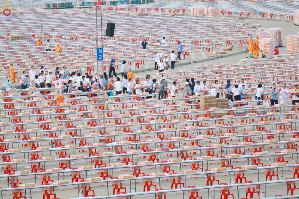 ภาพ No.322596:วันที่ 17 เมษายน พ.ศ.2569 การเรียงกล่องไทยธรรม เรียงน้ำดื่ม เรียงร่ม ณ ลานธรรมพระมหาธรรมกายเจดีย์ เพื่องานถวายมหาสังฆทาน 40,000 กว่าวัดทั่วประเทศ วันคุ้มครองโลก 22 เมษายน พ.ศ.2569 วัดพระธรรมกาย