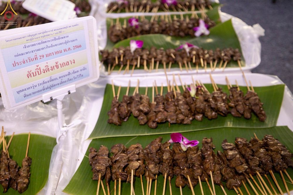 ภาพ No.74978:พิธีถวายภัตตาหารเป็นสังฆทาน แด่คณะพระธรรมยาตราฯ ในโครงการธรรมยาตรากตัญญูบูชา มหาปูชนียาจารย์ พระมงคลเทพมุนี(สด จนฺทสโร) พระผู้ปราบมาร อนุสรณ์สถาน 7 แห่ง ปีที่ 11 วันที่ 29 มกราคม พ.ศ. 2566
