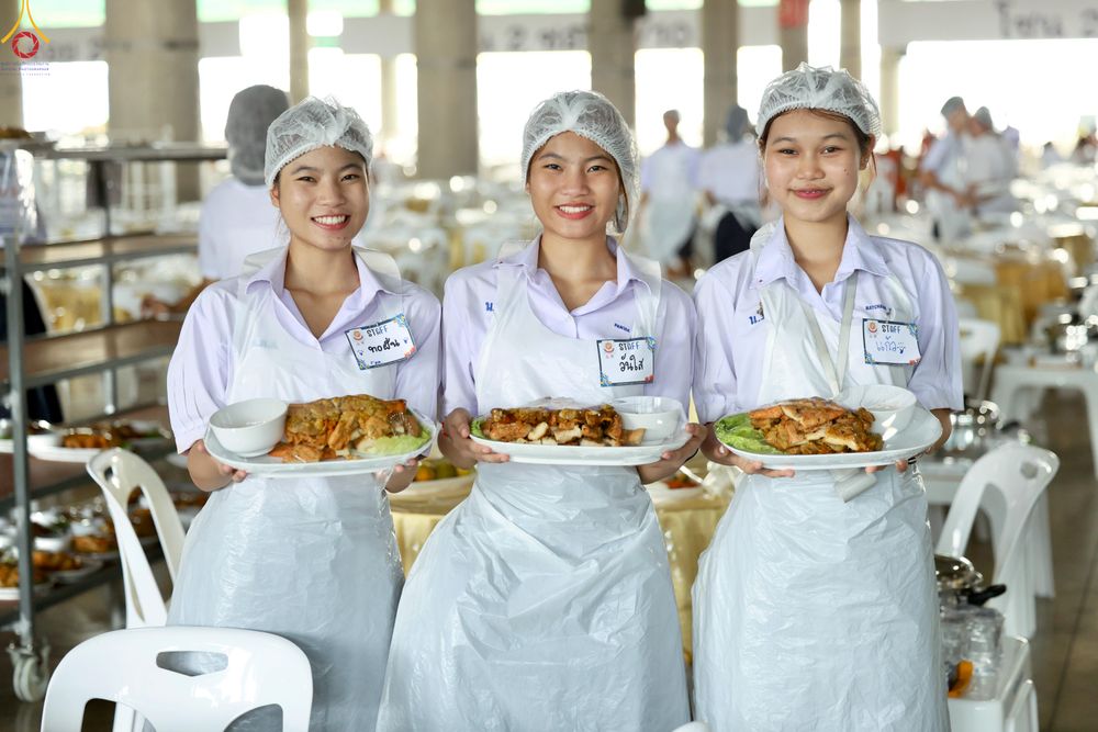 ภาพ No.323738:วันที่ 22 เมษายน พ.ศ.2569(วันคุ้มครองโลก) งานถวายมหาสังฆทาน 40,000 กว่าวัดทั่วประเทศ คณะสงฆ์ฉันภัตตาหารเพล