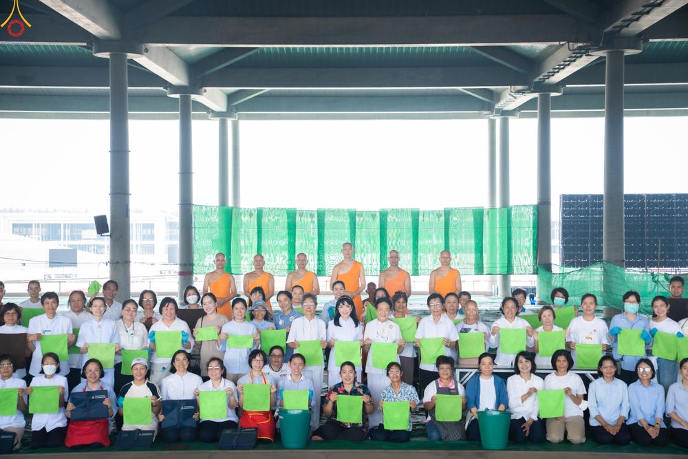 ภาพ No.322411:วันที่ 16 เมษายน พ.ศ.2569 การจัดเตรียมเบาะรองนอน เช็ดทำความสะอาด  เพื่องานถวายมหาสังฆทาน 40,000 กว่าวัดทั่วประเทศ วันคุ้มครองโลก 22 เมษายน พ.ศ.2569 วัดพระธรรมกาย