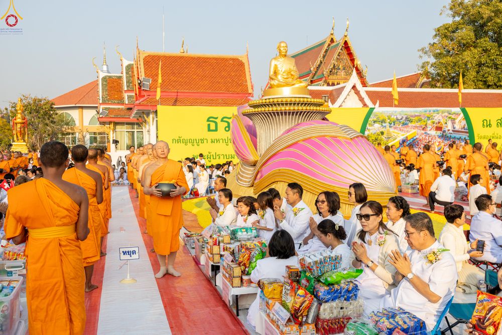 ภาพ No.294488:วันที่ 14 มกราคม พ.ศ. 2569 พิธีตักบาตรพระธรรมยาตรา ณ วัดสองพี่น้อง ต.ต้นตาล อ.สองพี่น้อง จ.สุพรรณบุรี ในโครงการธรรมยาตรา กตัญญูบูชา มหาปูชนียาจารย์ พระมงคลเทพมุนี(สด จนฺทสโร) พระผู้ปราบมาร อนุสรณ์สถาน 7 แห่ง ปีที่ 14