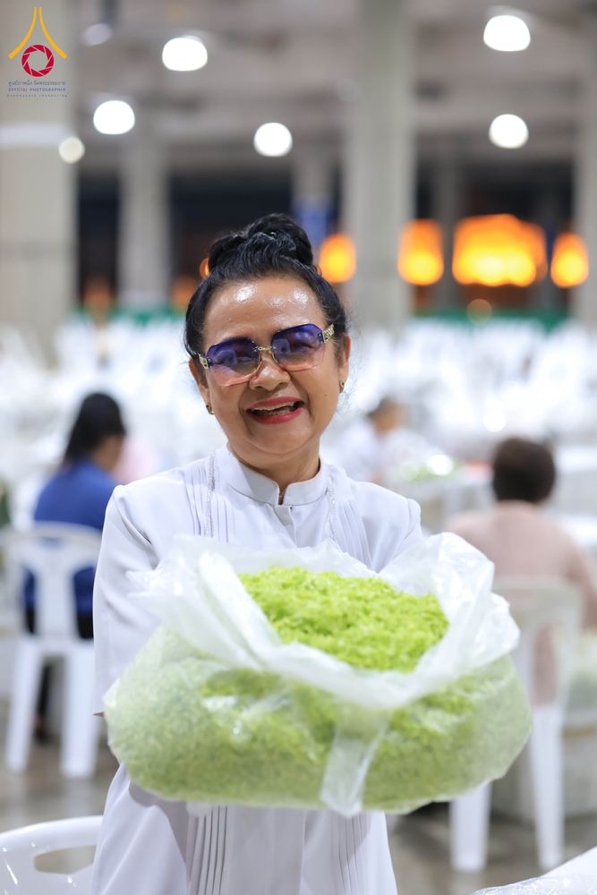 ภาพ No.303268:วันที่ 15-21 มกราคม พ.ศ.2569 ปลิดกลีบดอกเบญจทรัพย์ เพื่อโปรยต้อนรับพระธรรมยาตรา ในโครงการธรรมยาตรา กตัญญูบูชา มหาปูชนียาจารย์ พระมงคลเทพมุนี(สด จนฺทสโร) พระผู้ปราบมาร อนุสรณ์สถาน 7 แห่ง ปีที่ 14 ณ วิหารคด วัดพระธรรมกาย