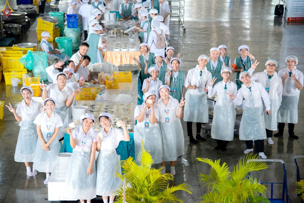 ภาพ No.325758:วันที่ 22 เมษายน พ.ศ.2569(วันคุ้มครองโลก) งานถวายมหาสังฆทาน 40,000 กว่าวัดทั่วประเทศ เจ้าหน้าที่ สาธุชน ร่วมใจจัดเตรียมภัตตาหารเพล (ชุด 2)