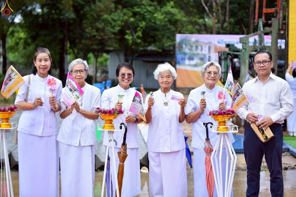 ภาพ No.250008:วันอังคารที่ 30 กันยายน พ.ศ. 2568 พิธีตอกเสามงคลต้นแรกอาคารเศรษฐีถาวร ที่พักผู้มาปฏิบัติธรรม ณ ศูนย์ปฏิบัติธรรมจันทบุรี