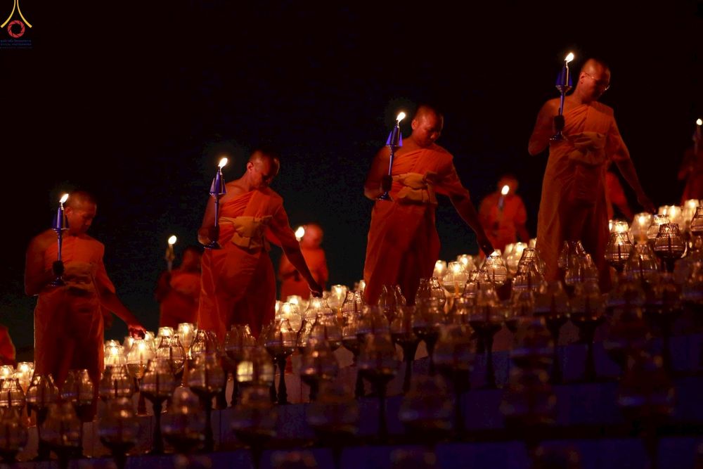 ภาพ No.253696:วันที่ 10 ตุลาคม พ.ศ. 2568 พิธีจุดประทีปบูชาพระผู้ปราบมาร, พิธีจุดประทีปบนพระมหาธรรมกายเจดีย์  20,000 ดวง เนื่องในวันคล้ายวันเกิดครบรอบ 141 ปี พระมงคลเทพมุนี (สด จนฺทสโร)