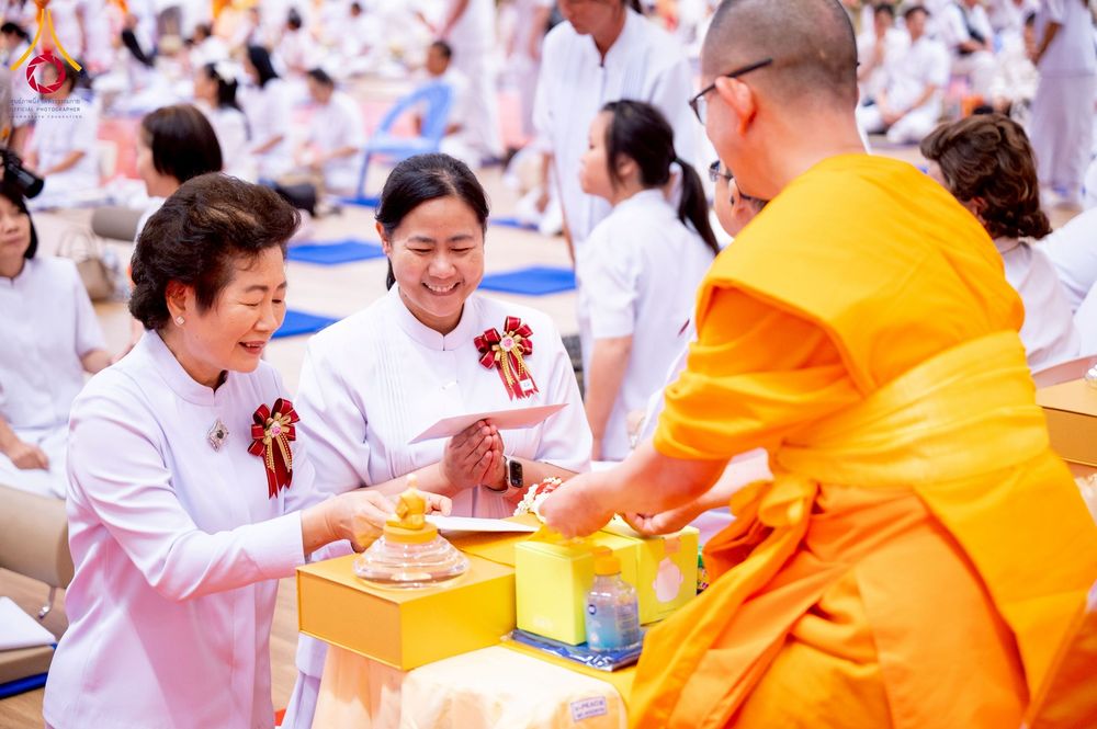 ภาพ No.272933:วันอาทิตย์ที่ 23 พฤศจิกายน พ.ศ.2568 พิธีมุทิตาสักการะ พระมหาเถระและพระเถระ ประจำปีพุทธศักราช 2568 ณ ห้องแก้วสารพัดนึก 2 สภาธรรมกายสากล  วัดพระธรรมกาย