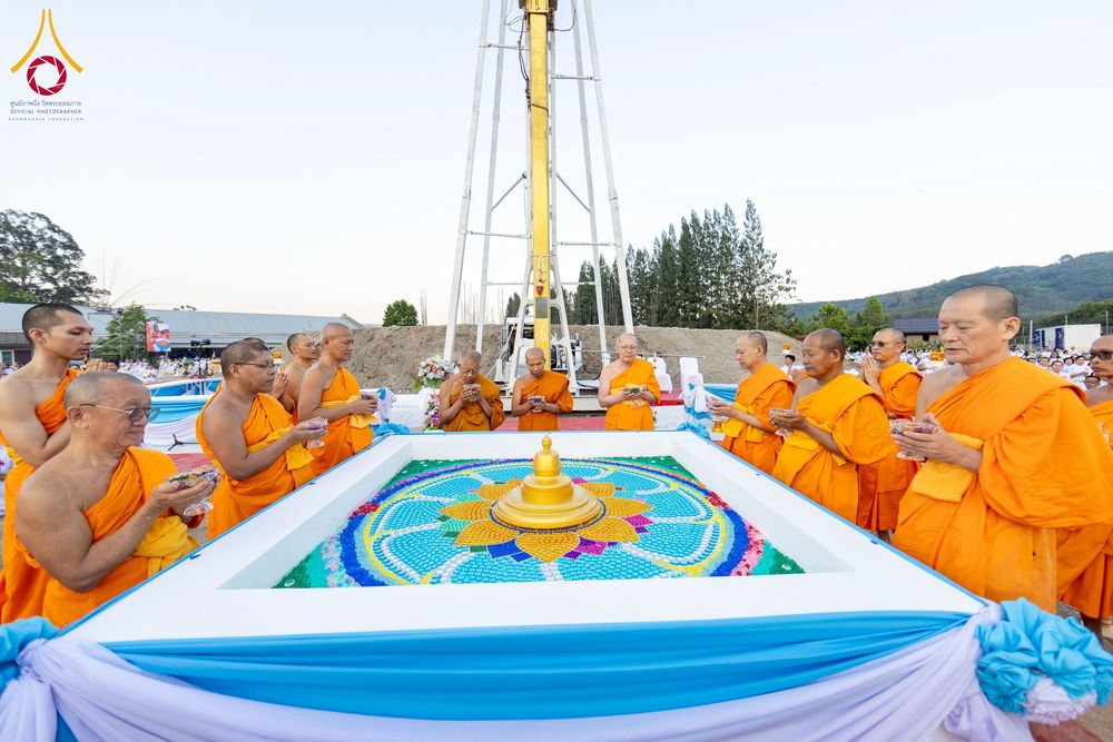 ภาพ No.275148:วันอาทิตย์ที่ 30 พฤศจิกายน พ.ศ. 2568 พิธีตอกเสาเข็ม "สร้างองค์พระเจดีย์เพื่อสร้างสันติภาพโลก" ต้นสุดท้าย ณ ศูนย์ปฏิบัติธรรมระยอง (บ้านช่องลม)