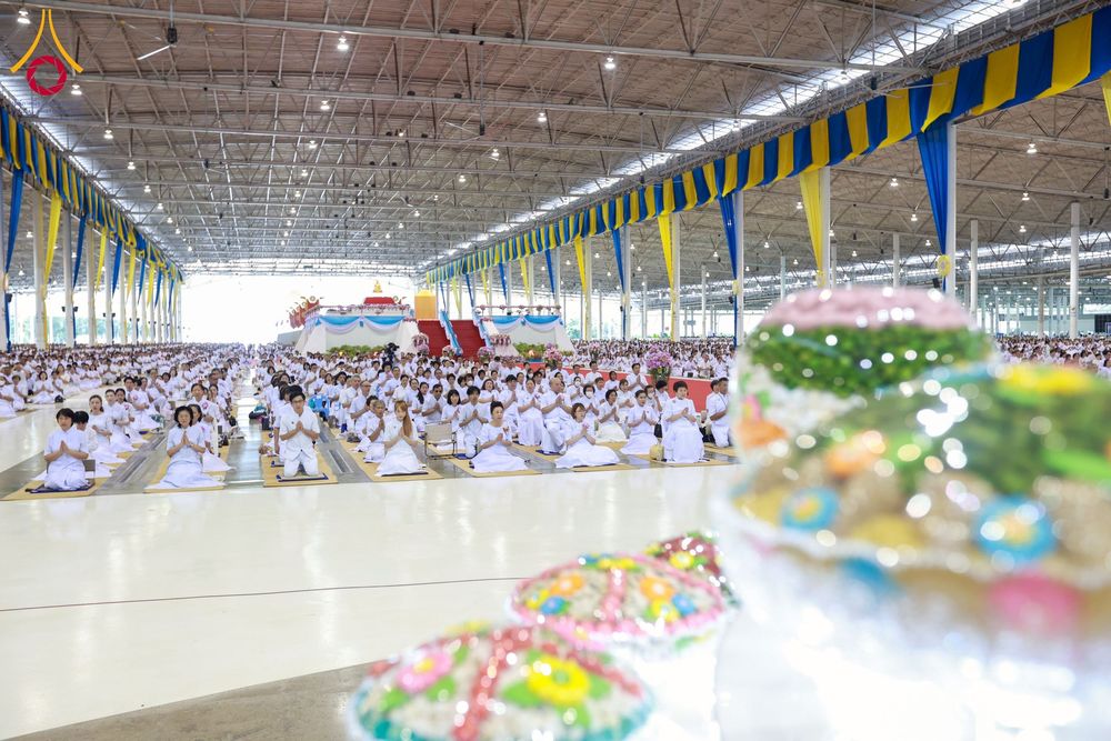 ภาพ No.258190:วันอาทิตย์ที่ 5 ตุลาคม พ.ศ. 2568 พิธีบูชาข้าวพระ ณ สภาธรรมกายสากล วัดพระธรรมกาย