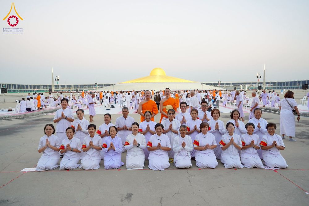 ภาพ No.274812:วันอาทิตย์ที่ 30 พฤศจิกายน พ.ศ. 2568 พิธีปลงผม โครงการอุปสมบทบูชาธรรมมหาปูชนียาจารย์ ปี 2568 ณ ลานธรรมพระมหาธรรมกายเจดีย์ ฝั่งทิศตะวันตก ระหว่างวิหารคดหมายเลข 8 และ 9 วัดพระธรรมกาย