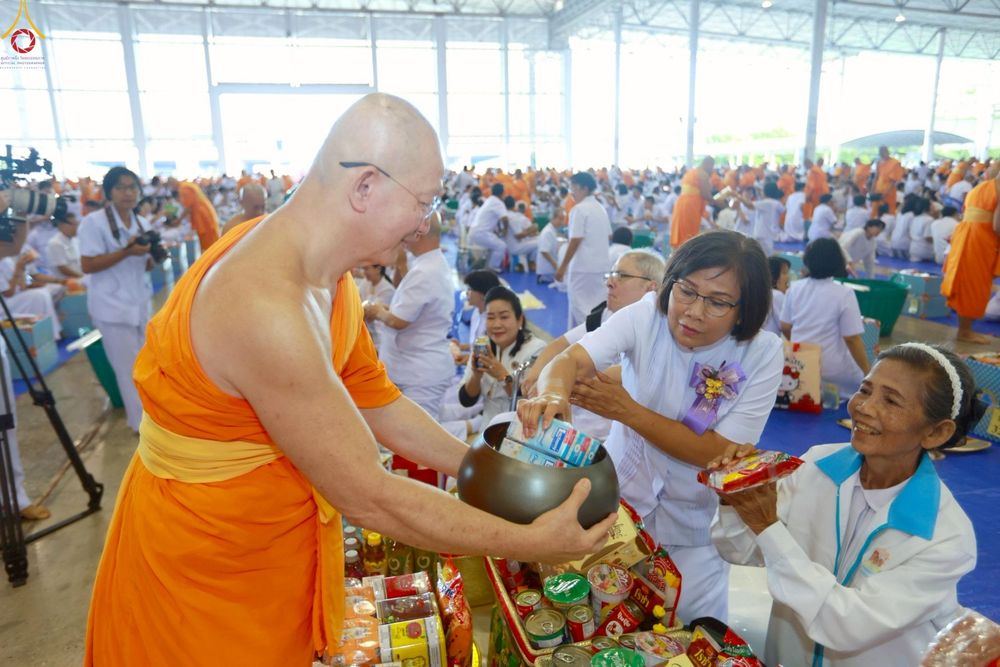 ภาพ No.263935:วันอาทิตย์ที่ 2 พฤศจิกายน พ.ศ. 2568 พิธีตักบาตรอาทิตย์ต้นเดือน ณ บ้านแก้วเรือนทองคุณยายฯ วัดพระธรรมกาย