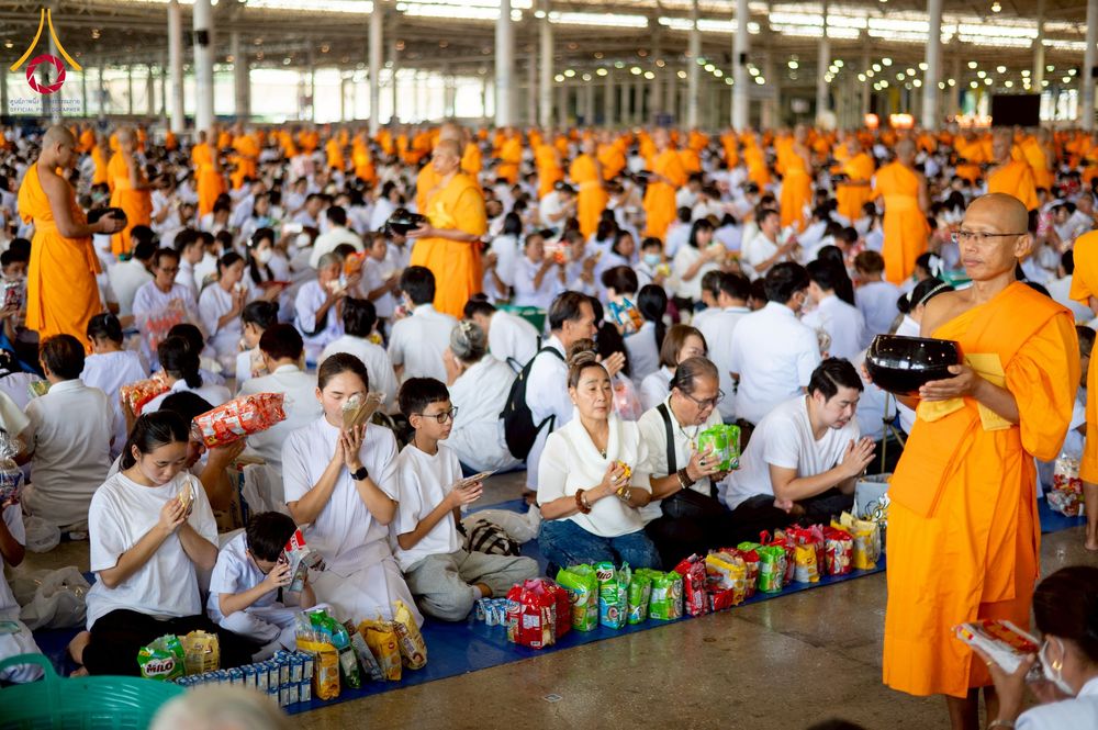 ภาพ No.256832:วันที่ 5 ตุลาคม พ.ศ. 2568 พิธีตักบาตร ข้าวสารอาหารแห้ง ณ บ้านแก้วเรือนทองคุณยายฯ สภาธรรมกายสากล วัดพระธรรมกาย