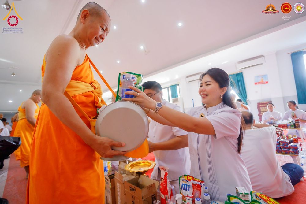 ภาพ No.283538:วันอาทิตย์ที่ 21 ธันวาคม  2568 พิธีบิณฑบาตฉลองสามเณรใหม่ ประเทศอินโดนีเซีย