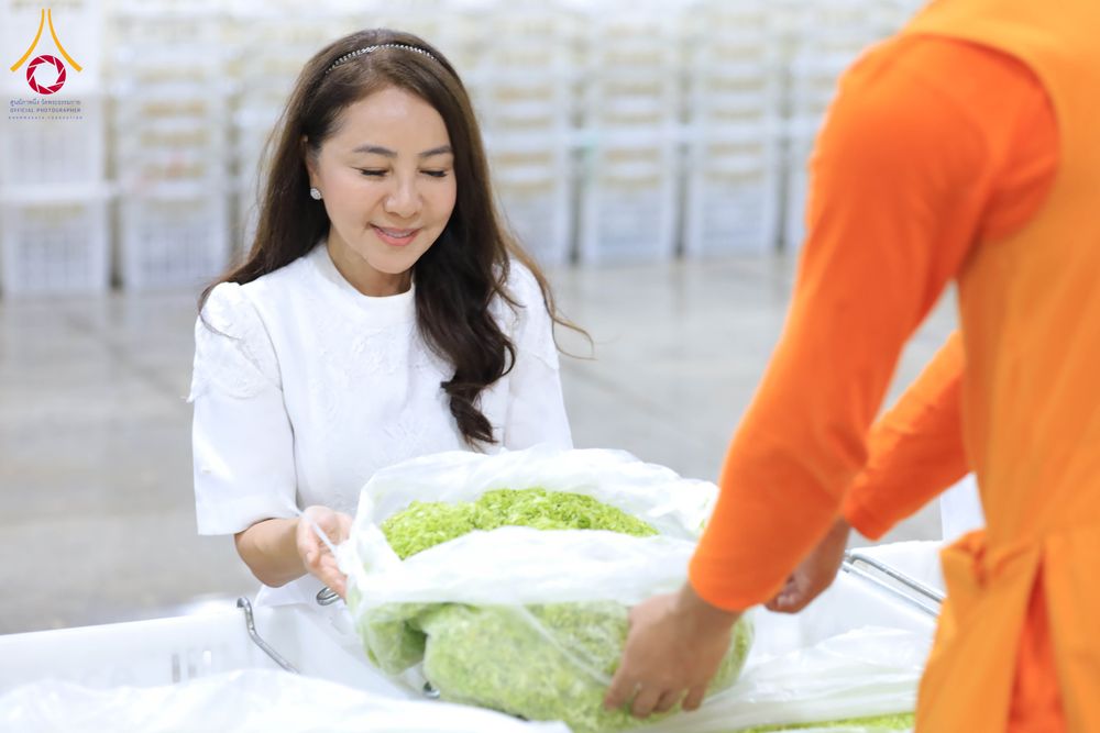 ภาพ No.303284:วันที่ 15-21 มกราคม พ.ศ.2569 ปลิดกลีบดอกเบญจทรัพย์ เพื่อโปรยต้อนรับพระธรรมยาตรา ในโครงการธรรมยาตรา กตัญญูบูชา มหาปูชนียาจารย์ พระมงคลเทพมุนี(สด จนฺทสโร) พระผู้ปราบมาร อนุสรณ์สถาน 7 แห่ง ปีที่ 14 ณ วิหารคด วัดพระธรรมกาย