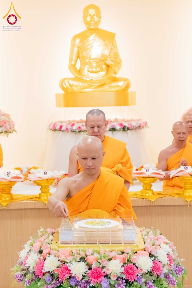 ภาพ No.319156:วันที่ 29 มีนาคม พ.ศ.2569 พิธีอัญเชิญรูปหล่อพระมงคลเทพมุนี (สด จนฺทสโร) ประดิษฐาน ณ ห้องปฏิบัติธรรม “มงคลรัตนโชติ”  วัดพระธรรมกายชิคาโก ประเทศสหรัฐอเมริกา