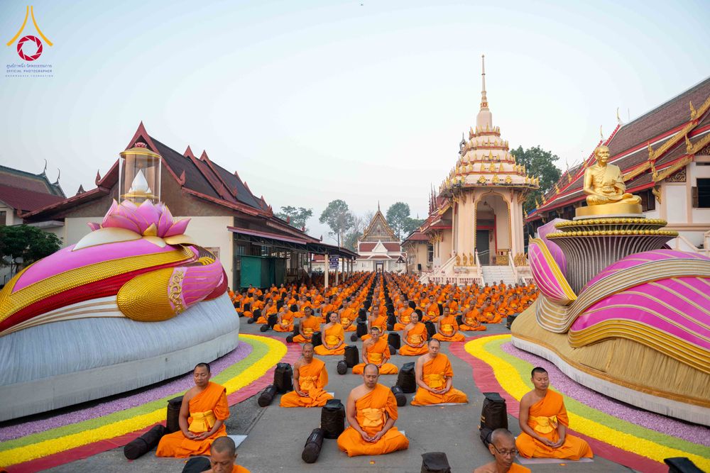 ภาพ No.297312:วันที่ 15 มกราคม พ.ศ.2569 พระธรรมยาตราปฏิบัติธรรมและถ่ายภาพหมู่ประวัติศาสตร์ อนุสรณ์สถานลำดับที่ 4 สถานที่เกิดด้วยกายธรรม  ณ วัดโบสถ์บน ต.บางคูเวียง จ.นนทบุรี ในโครงการธรรมยาตรา กตัญญูบูชา มหาปูชนียาจารย์ พระมงคลเทพมุนี(สด จนฺทสโร) พระผู้ปราบมาร อนุสรณ์ส