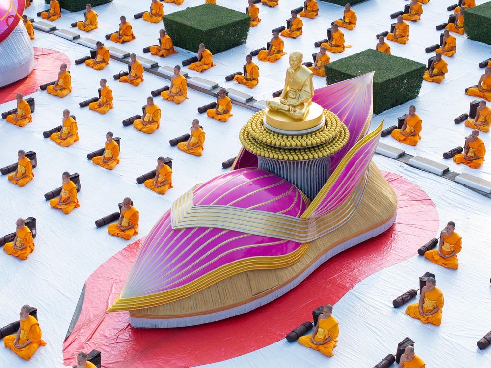 ภาพ No.281578:วันที่ 24 ธันวาคม พ.ศ.2568 พระธรรมยาตรา ปฏิบัติธรรม และถ่ายภาพหมู่ประวัติศาสตร์ ณ ลานหน้ามหาวิหารพระมงคลเทพมุนีฯ วัดพระธรรมกาย