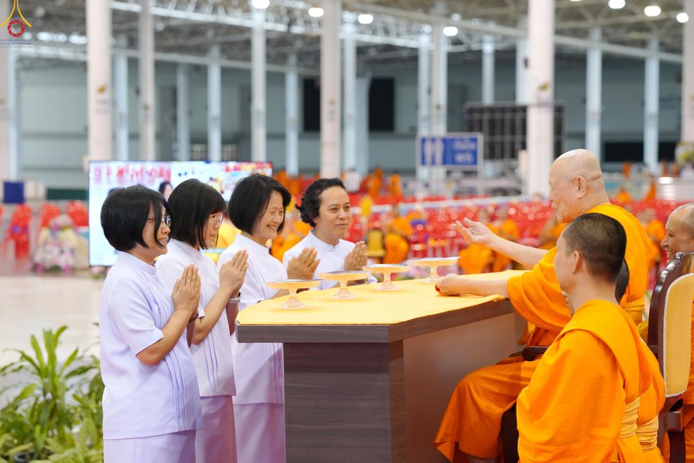 ภาพ No.339016:วันอาทิตย์ที่ 12 กรกฎาคม พ.ศ.2569 พิธีมุทิตาผู้สอบได้เปรียญธรรม ประโยค 1-2 ถึง ป.ธ.9 และ บ.ศ.1-2 ถึง บ.ศ.6 สำนักศาสนศึกษาวัดพระธรรมกาย ประจำปี 2569, พิธีมอบตราตั้งแต่งตั้งอาจารย์ใหญ่ สำนักศาสนศึกษาวัดพระธรรมกาย