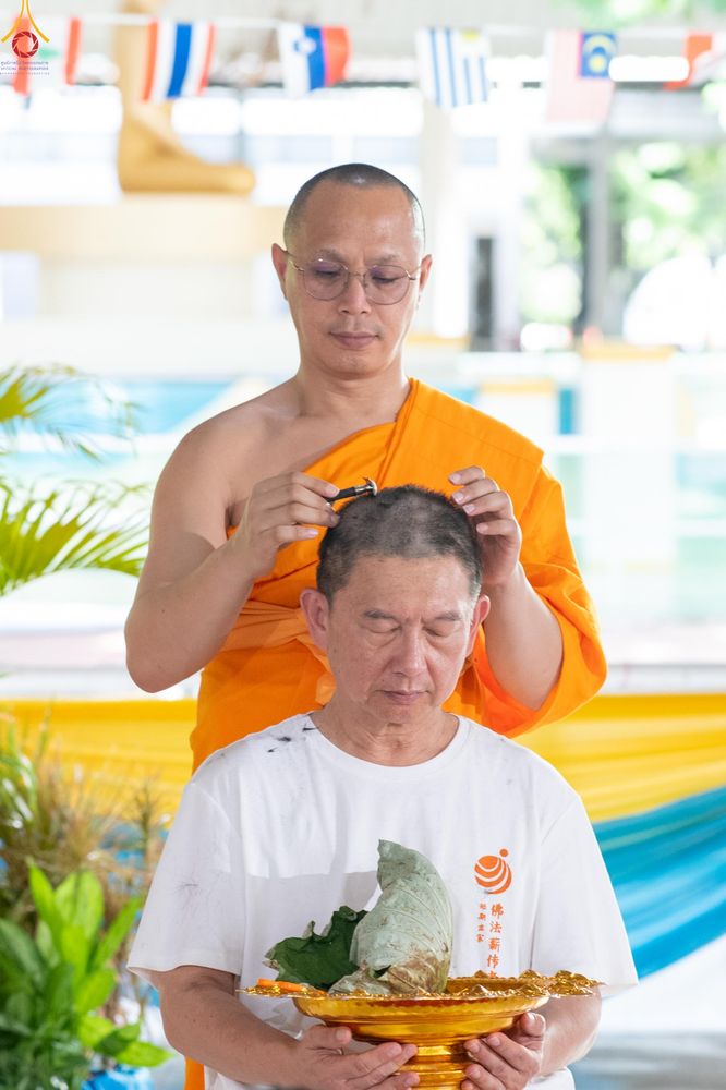 ภาพ No.338345:วันอาทิตย์ที่ 5 กรกฎาคม พศ.2569 พิธีตัดปอยผมธรรมทายาทนานาชาติ IDOP รุ่นที่ 21 จากประเทศจีน มาเลเซีย สิงคโปร์ และไต้หวัน ณ โถงช้าง วัดพระธรรมกาย
