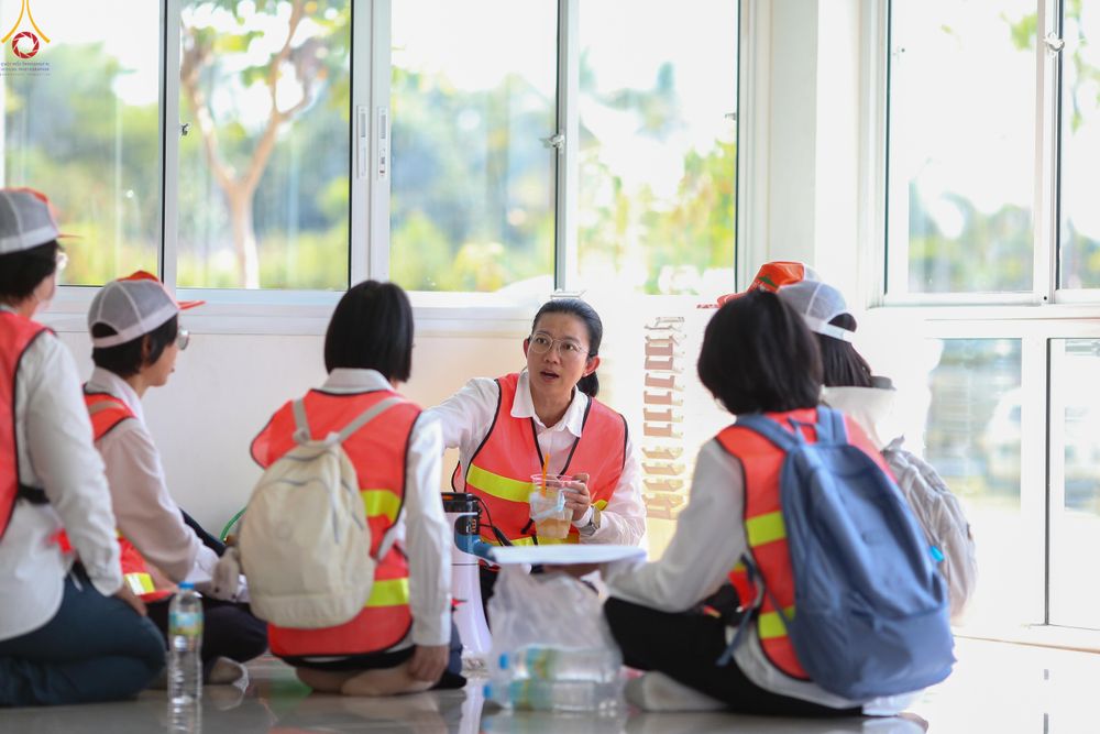 ภาพ No.300590:ภาพเบื้องหลังอาสาสมัครรวมใจ ชุดที่ 3 ในโครงการธรรมยาตรา กตัญญูบูชา มหาปูชนียาจารย์ พระมงคลเทพมุนี(สด จนฺทสโร) พระผู้ปราบมาร อนุสรณ์สถาน 7 แห่ง ปีที่ 14