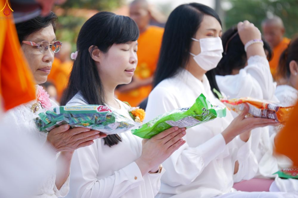 ภาพ No.297643:วันที่ 18 มกราคม พ.ศ. 2569 พิธีตักบาตรพระธรรมยาตรา ณ วัดโบสถ์บน ต.บางคูเวียง จ.นนทบุรี อนุสรณ์สถานลำดับที่ 4 สถานที่เกิดด้วยกายธรรม ในโครงการธรรมยาตรา กตัญญูบูชา มหาปูชนียาจารย์ พระมงคลเทพมุนี(สด จนฺทสโร) พระผู้ปราบมาร อนุสรณ์สถาน 7 แห่ง ปีที่ 14