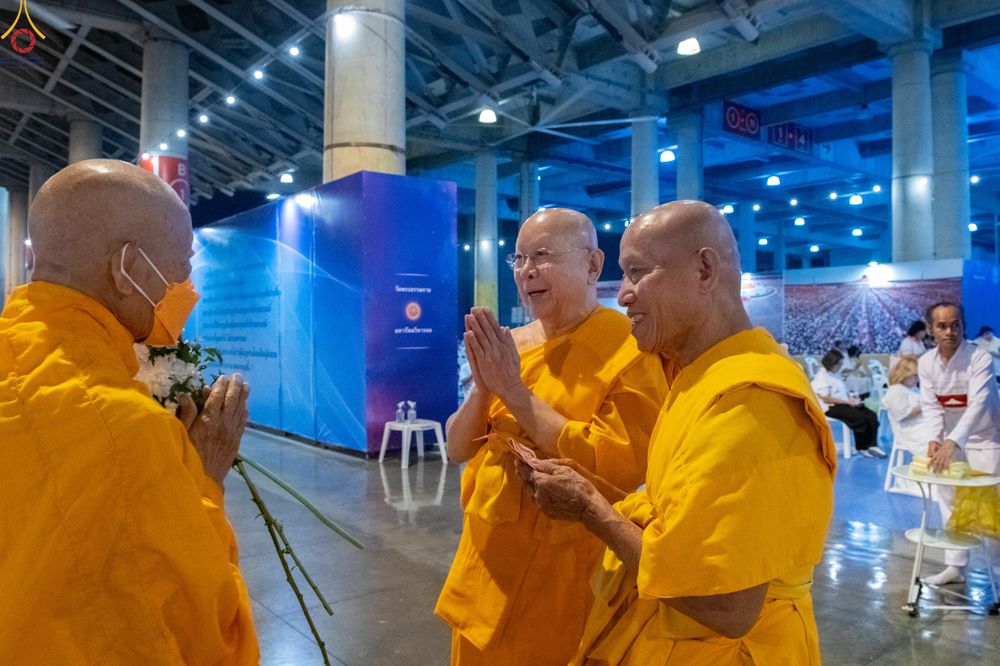 ภาพ No.280326:วันที่ 31 ธันวาคม พ.ศ.2568 -วันที่ 1 มกราคม พ.ศ.2569 พิธีฉลองชัยสวดมนต์บทธัมมจักกับปปวัตนสูตร ครบ 8,000,000,000 จบ , พิธีสวดมนต์ข้ามปี ณ วัดพระธรรมกาย