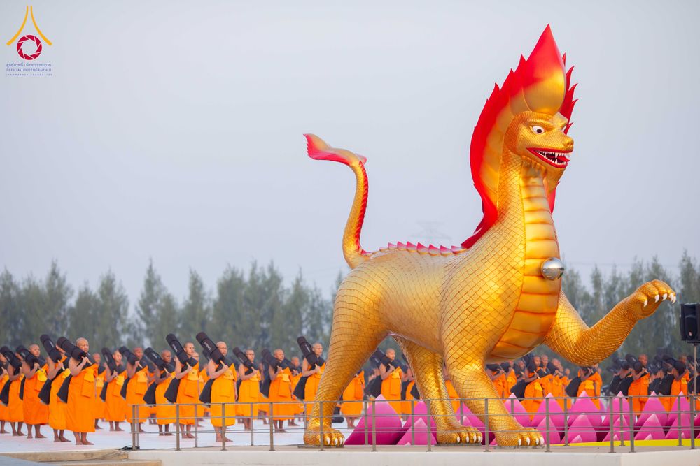 ภาพ No.299845:วันที่ 19 มกราคม พ.ศ.2569 พระธรรมยาตราปฏิบัติธรรมและถ่ายภาพหมู่ประวัติศาสตร์ ณ อนุสรณ์สถานลำดับที่ 5 สถานที่เผยแผ่วิชชาธรรมกายครั้งแรก  อนุสรณ์สถานบางปลาวัดบางปลา อ.บางเลน จ.นครปฐม ในโครงการธรรมยาตรา กตัญญูบูชา มหาปูชนียาจารย์ พระมงคลเทพมุนี(สด จนฺทสโร) 