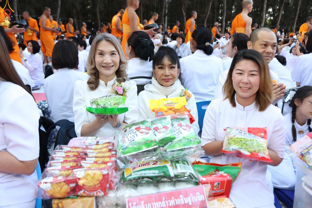 ภาพ No.289335:วันที่ 7 มกราคม พ.ศ. 2569 พิธีตักบาตรพระธรรมยาตรา ณ อนุสรณ์สถานลำดับที่ 1 สถานที่เกิดด้วยรูปกายเนื้อ อนุสรณ์สถานมหาวิหารพระมงคลเทพมุนี (โลตัสแลนด์) อ.สองพี่น้อง จ.สุพรรณบุรี ในโครงการธรรมยาตรา กตัญญูบูชา มหาปูชนียาจารย์ พระมงคลเทพมุนี(สด จนฺทสโร) พระผู้ป