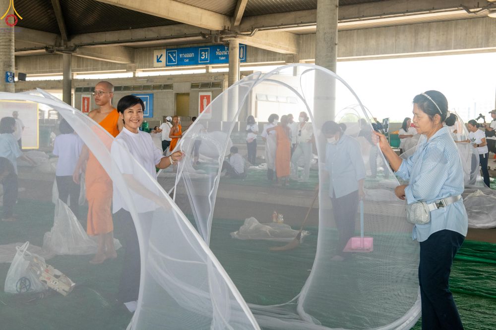 ภาพ No.323039:วันที่ 17-19 เมษายน พ.ศ.2569 การปูผ้ากระสอบขาว , เตรียมจุดฉัน , เตรียมจุดพักค้าง เพื่องานถวายมหาสังฆทาน 40,000 กว่าวัดทั่วประเทศ วันคุ้มครองโลก 22 เมษายน พ.ศ.2569 วัดพระธรรมกาย