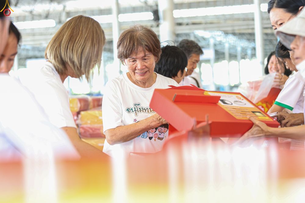 ภาพ No.321171:วันที่ 10-11 เมษายน พ.ศ.2569 การเตรียมกล่องไทยธรรม และการติดผ้ารับประเคน เพื่องานถวายมหาสังฆทาน 40,000 กว่าวัดทั่วประเทศ วันคุ้มครองโลก 22 เมษายน พ.ศ.2569 วัดพระธรรมกาย