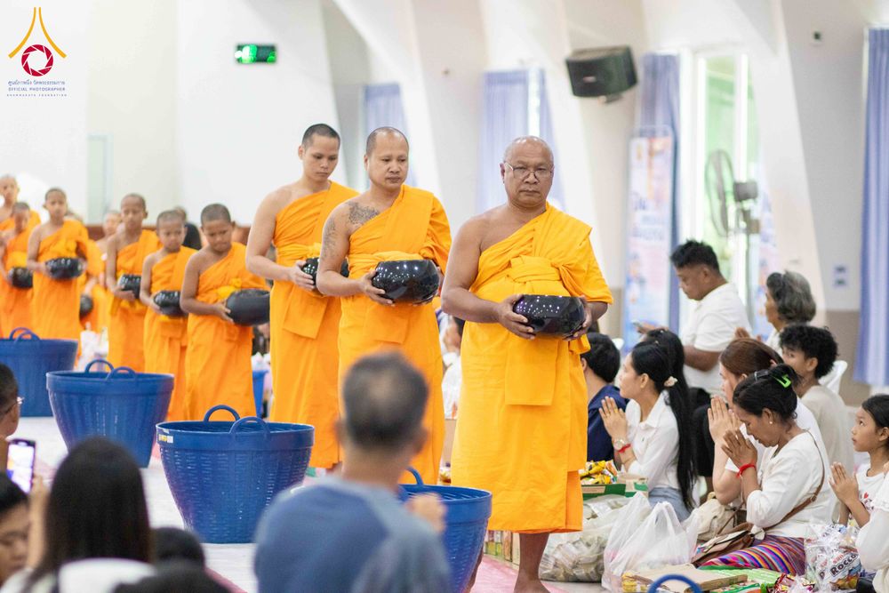 ภาพ No.321867:วันที่ 12 เมษายน พ.ศ.2569 ตักบาตรสงกรานต์ฉลองสามเณรใหม่  ณ ศูนย์ปฏิบัติธรรมระยอง(บ้านช่องลม)