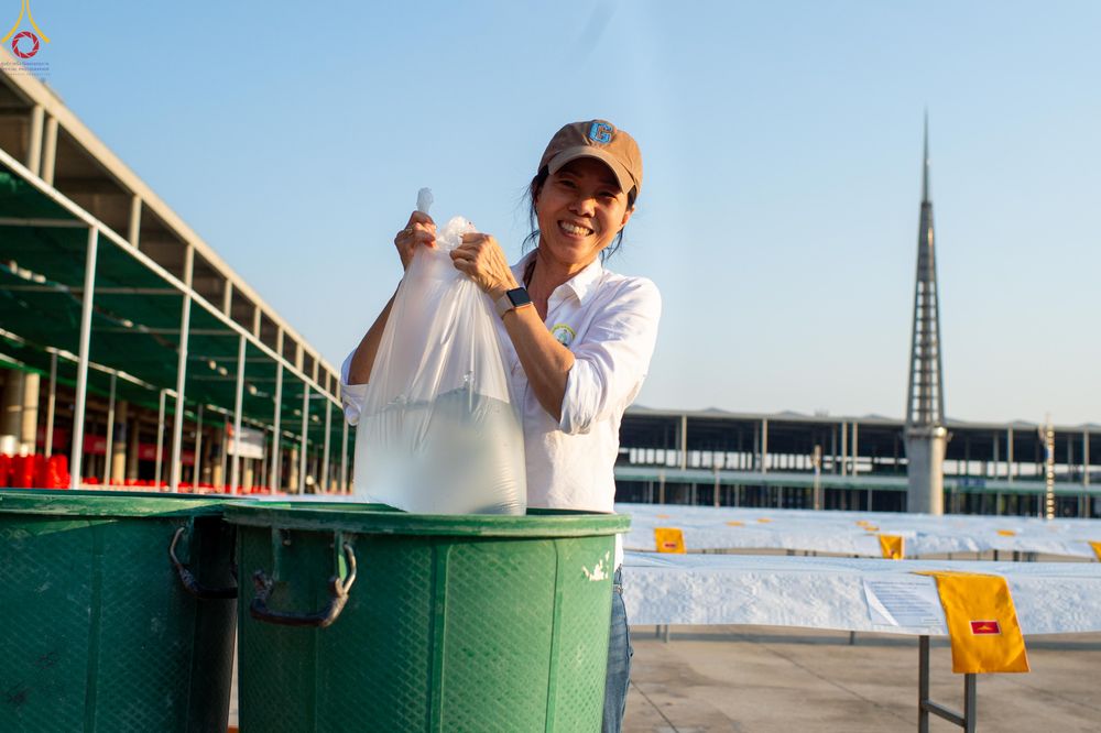 ภาพ No.320420:วันที่ 9 เมษายน พ.ศ.2569 การเตรียมงาน มัดถุงน้ำ ถ่วงขาโต๊ะไทยธรรม เพื่องานถวายมหาสังฆทาน 40,000 กว่าวัดทั่วประเทศ วันคุ้มครองโลก 22 เมษายน พ.ศ.2569 วัดพระธรรมกาย