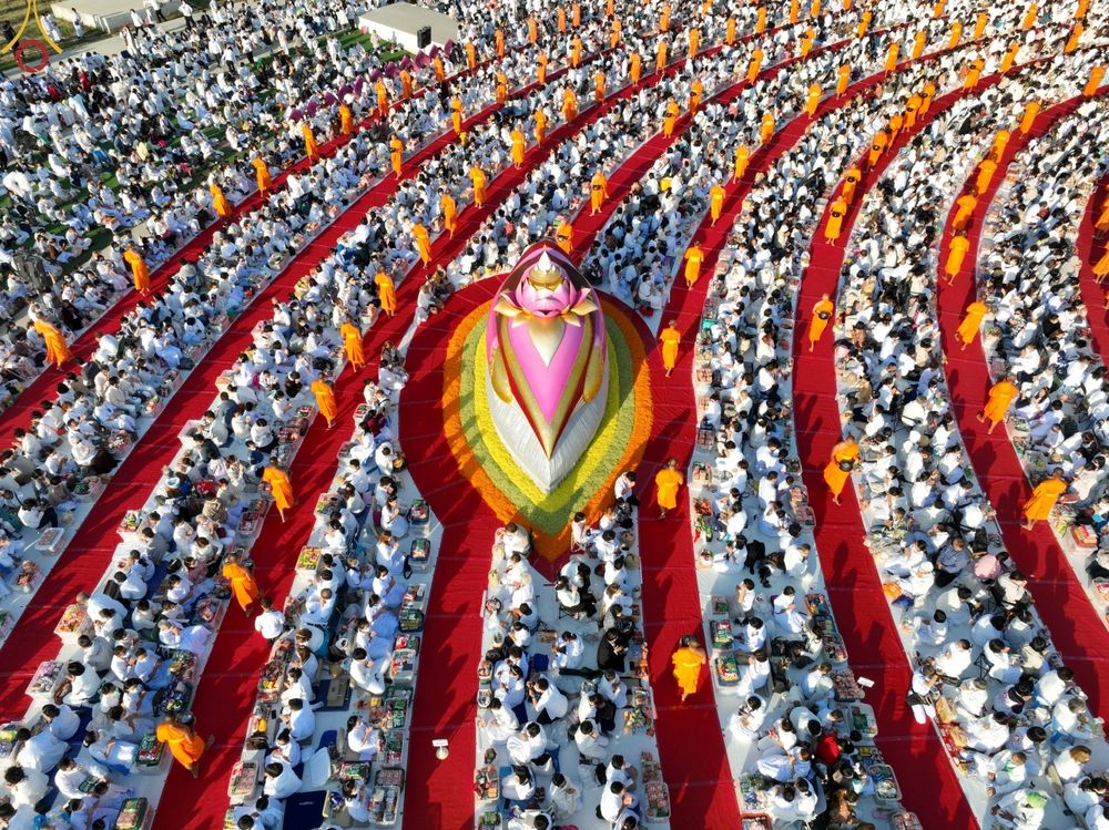 ภาพ No.74803:พิธีตักบาตรพระธรรมยาตราฯ ในโครงการธรรมยาตรากตัญญูบูชา มหาปูชนียาจารย์ พระมงคลเทพมุนี(สด จนฺทสโร) พระผู้ปราบมาร ปีที่ 11 ณ อนุสรณ์สถานลำดับที่ 5 สถานที่เผยแผ่วิชชาธรรมกายครั้งแรก อนุสรณ์สถานบางปลา วัดบางปลา อ.บางเลน จ.นครปฐม วันที่ 29 มกราคม พ.ศ. 2566