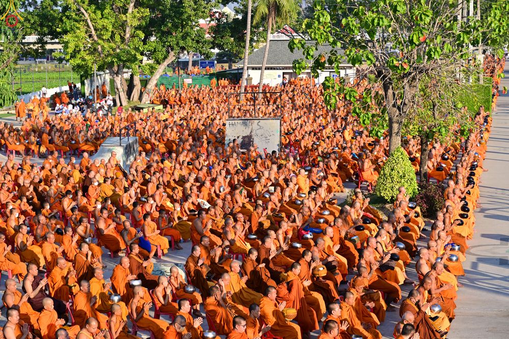 ภาพ No.284224:วันเสาร์ที่ 20 ธันวาคม พ.ศ.2568  พิธีตักบาตรพระ 10,000 รูป เนื่องในโอกาส 194 ปี จังหวัดกาญจนบุรี และอุทิศส่วนกุศลให้แด่บรรพชนทั้งหลาย บริเวณถนนสองแคว (Skywalk) เมืองกาญจนบุรี