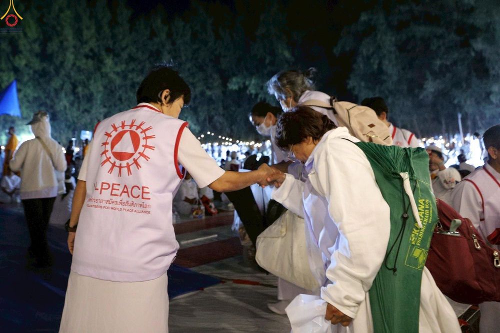 ภาพ No.300677:ภาพเบื้องหลังอาสาสมัครรวมใจ ชุดที่ 3 ในโครงการธรรมยาตรา กตัญญูบูชา มหาปูชนียาจารย์ พระมงคลเทพมุนี(สด จนฺทสโร) พระผู้ปราบมาร อนุสรณ์สถาน 7 แห่ง ปีที่ 14