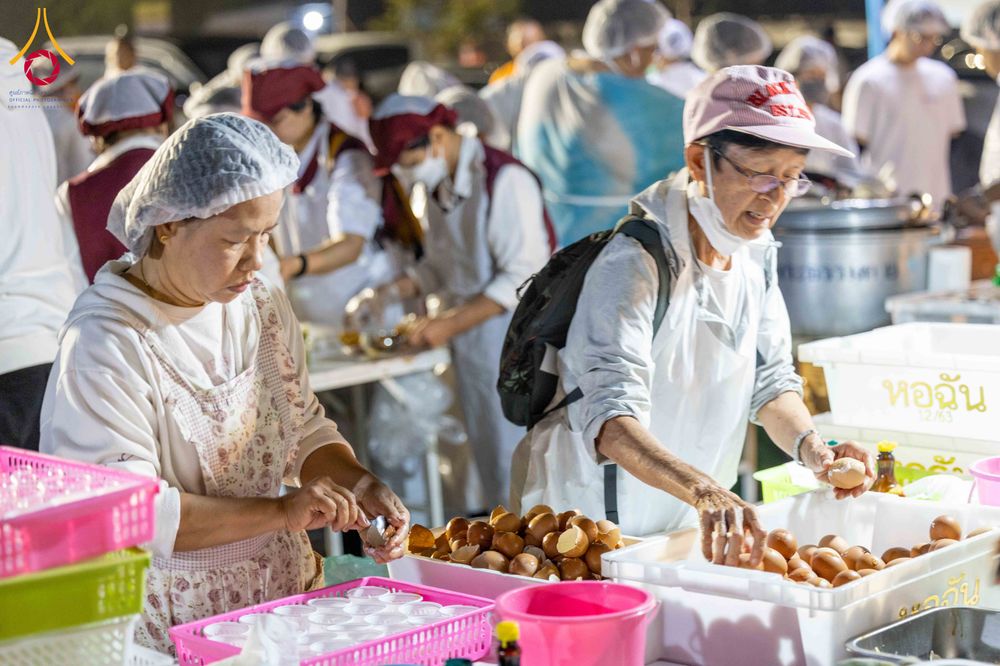 ภาพ No.295461:วันที่ 16 มกราคม พ.ศ. 2569 พิธีถวายภัตตาหารเป็นสังฆทาน แด่พระธรรมยาตรา ณ วัดโบสถ์บน ต.บางคูเวียง จ.นนทบุรี อนุสรณ์สถานลำดับที่ 4 สถานที่เกิดด้วยกายธรรม ในโครงการธรรมยาตรา กตัญญูบูชา มหาปูชนียาจารย์ พระมงคลเทพมุนี(สด จนฺทสโร) พระผู้ปราบมาร อนุสรณ์สถาน 7 แ