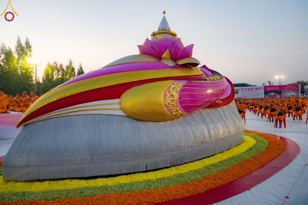 ภาพ No.70509:พิธีตักบาตรพระธรรมยาตราฯ ในโครงการธรรมยาตรากตัญญูบูชา มหาปูชนียาจารย์ พระมงคลเทพมุนี(สด จนฺทสโร) พระผู้ปราบมาร ปีที่ 11 ณ อนุสรณ์สถานลำดับที่ 2 สถานที่ตั้งมโนปณิธานบวชตลอดชีวิต อนุสรณ์สถานคลองบางนางแท่น อ.สามพราน จ.นครปฐม วันที่ 14 มกราคม พ.ศ. 2566
