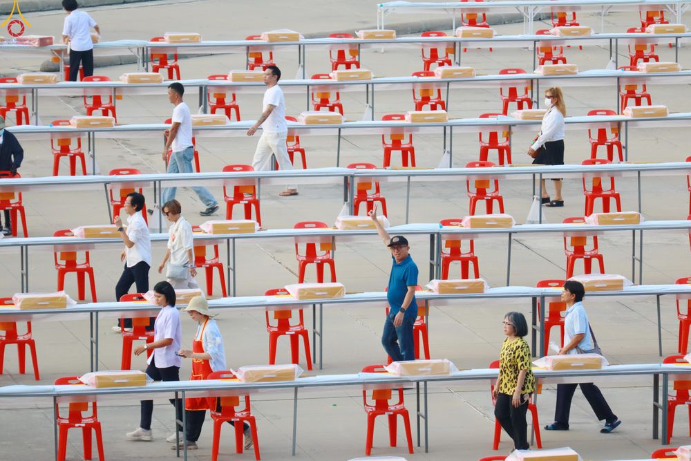 ภาพ No.322553:วันที่ 17 เมษายน พ.ศ.2569 การเรียงกล่องไทยธรรม เรียงน้ำดื่ม เรียงร่ม ณ ลานธรรมพระมหาธรรมกายเจดีย์ เพื่องานถวายมหาสังฆทาน 40,000 กว่าวัดทั่วประเทศ วันคุ้มครองโลก 22 เมษายน พ.ศ.2569 วัดพระธรรมกาย