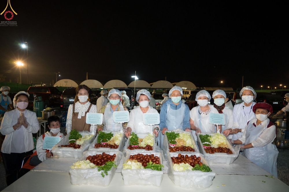 ภาพ No.74494:พิธีถวายภัตตาหารเป็นสังฆทาน แด่คณะพระธรรมยาตราฯ ในโครงการธรรมยาตรากตัญญูบูชา มหาปูชนียาจารย์ พระมงคลเทพมุนี(สด จนฺทสโร) พระผู้ปราบมาร อนุสรณ์สถาน 7 แห่ง ปีที่ 11 วันที่ 27 มกราคม พ.ศ. 2566