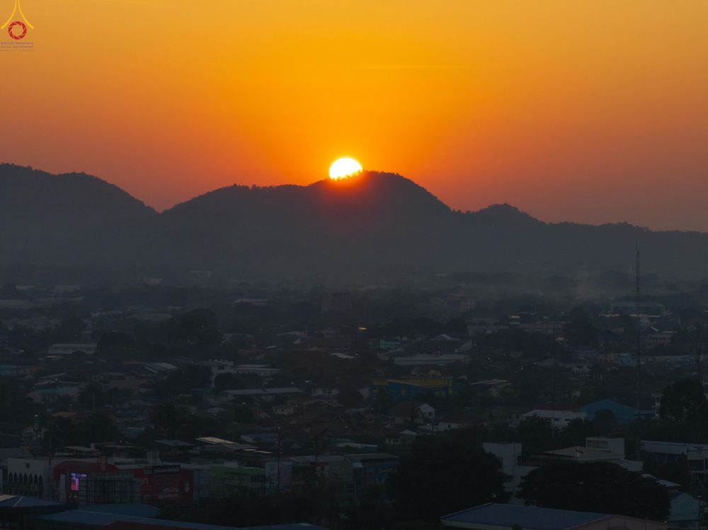 ภาพ No.284136:วันเสาร์ที่ 20 ธันวาคม พ.ศ.2568  พิธีตักบาตรพระ 10,000 รูป เนื่องในโอกาส 194 ปี จังหวัดกาญจนบุรี และอุทิศส่วนกุศลให้แด่บรรพชนทั้งหลาย บริเวณถนนสองแคว (Skywalk) เมืองกาญจนบุรี