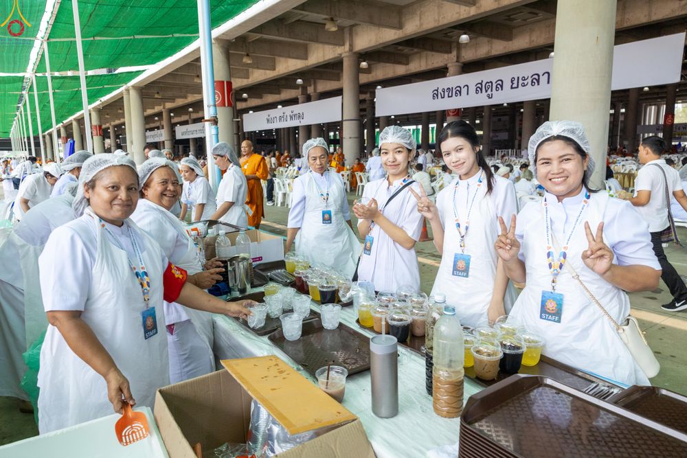 ภาพ No.323690:วันที่ 22 เมษายน พ.ศ.2569(วันคุ้มครองโลก) งานถวายมหาสังฆทาน 40,000 กว่าวัดทั่วประเทศ คณะสงฆ์ฉันภัตตาหารเพล