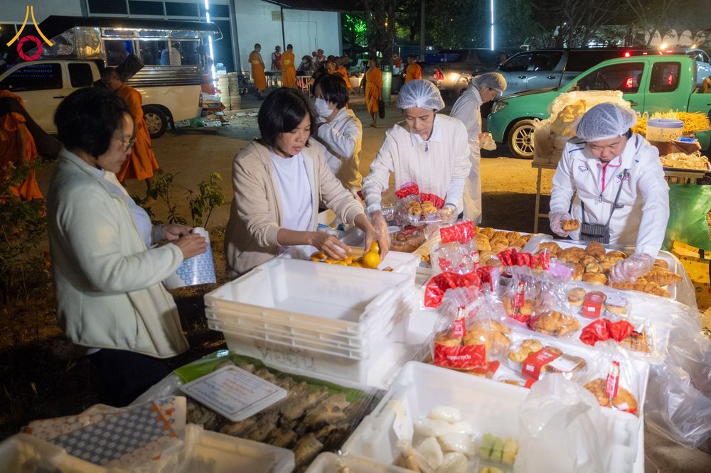 ภาพ No.293692:วันที่ 14 มกราคม พ.ศ. 2569  พิธีถวายภัตตาหารเป็นสังฆทาน แด่พระธรรมยาตรา  ณ วัดสองพี่น้อง ต.ต้นตาล อ.สองพี่น้อง จ.สุพรรณบุรี  ในโครงการธรรมยาตรา กตัญญูบูชา มหาปูชนียาจารย์  พระมงคลเทพมุนี(สด จนฺทสโร) พระผู้ปราบมาร  อนุสรณ์สถาน 7 แห่ง ปีที่ 14