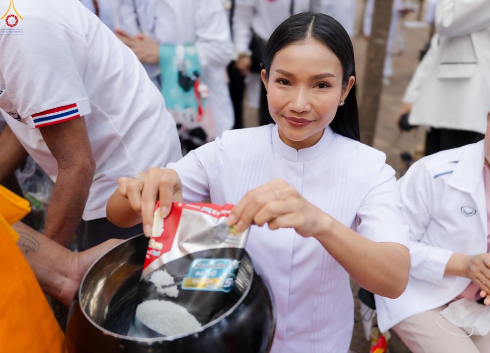 ภาพ No.289419:วันที่ 7 มกราคม พ.ศ. 2569 พิธีตักบาตรพระธรรมยาตรา ณ อนุสรณ์สถานลำดับที่ 1 สถานที่เกิดด้วยรูปกายเนื้อ อนุสรณ์สถานมหาวิหารพระมงคลเทพมุนี (โลตัสแลนด์) อ.สองพี่น้อง จ.สุพรรณบุรี ในโครงการธรรมยาตรา กตัญญูบูชา มหาปูชนียาจารย์ พระมงคลเทพมุนี(สด จนฺทสโร) พระผู้ป