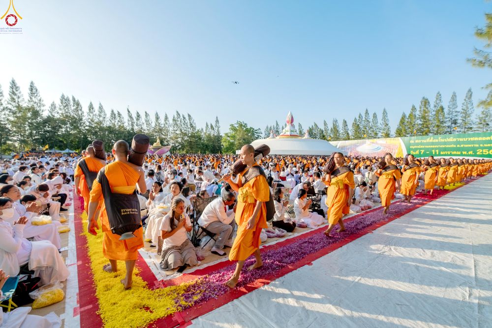 ภาพ No.290555:วันที่ 7 มกราคม พ.ศ. 2569 พิธีต้อนรับพระธรรมยาตรา ณ อนุสรณ์สถานลำดับที่ 2  สถานที่ตั้งมโนปณิธานบวชตลอดชีวิต อนุสรณ์สถานคลองบางนางแท่น (ภาพชุดที่ 2) อ.สามพราน จ.นครปฐม ในโครงการธรรมยาตรา กตัญญูบูชา มหาปูชนียาจารย์ พระมงคลเทพมุนี(สด จนฺทสโร) พระผู้ปราบมาร 