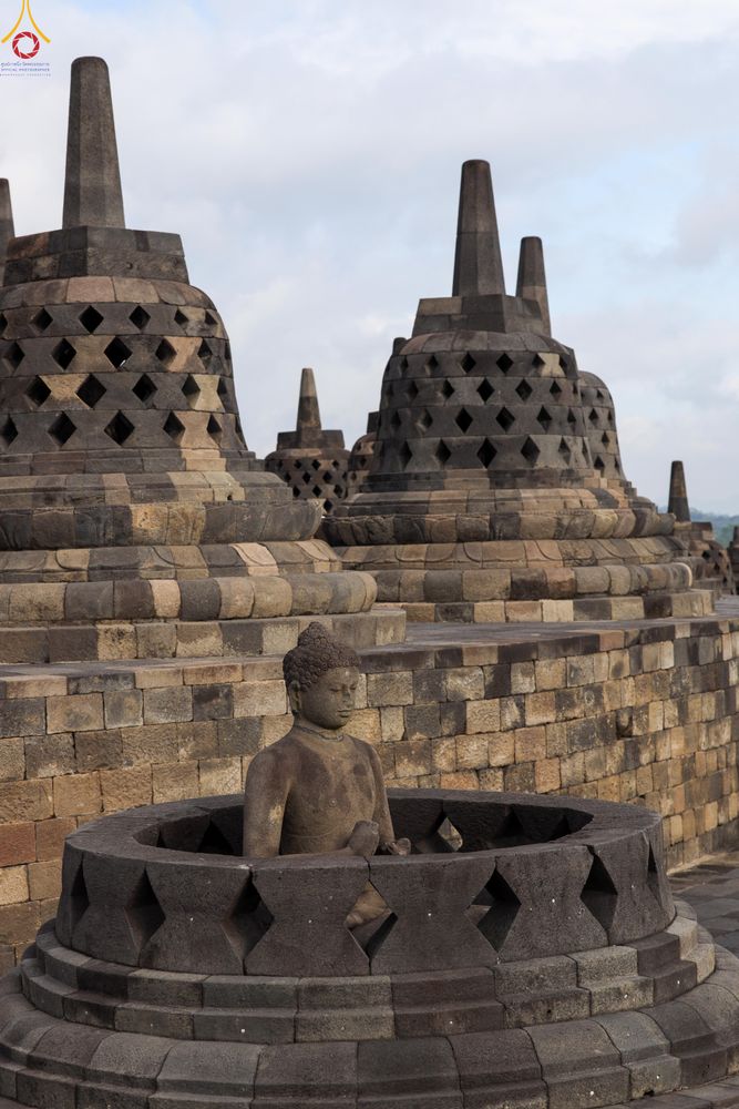 ภาพ No.330049:วันที่ 27-29 พฤษภาคม พ.ศ.2569 MBMI Tangerang (Majelis Agama Buddha Mahanikaya) ได้มีการเตรียมงานเพื่อจัดงานวิสาขบูชานานาชาติ  ชึ่งในงานจะมีการจุดประทีปโคมลาน โคมลอย กว่า 20,000 ดวง  เพื่อน้อมถวายเป็นพุทธบูชา และเพื่อเป็นการกระชับสัมพันธมิตรภาพ