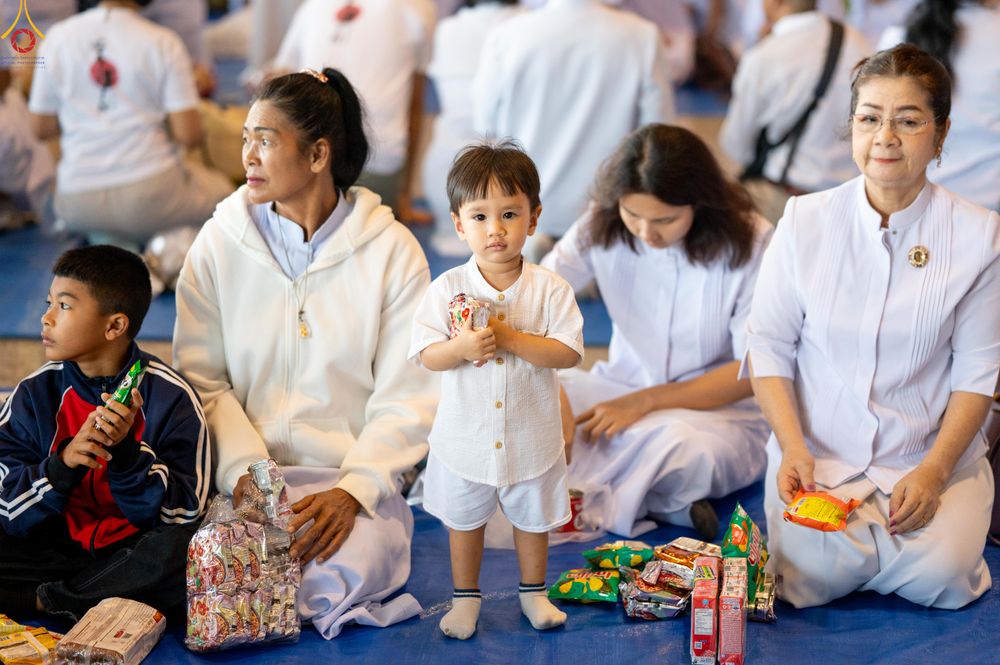 ภาพ No.311320:วันอาทิตย์ต้นเดือนที่ 1 มีนาคม พ.ศ.2569 พิธีตักบาตร และ พิธีบูชาข้าวพระ ณ สภาธรรมกายสากล วัดพระธรรมกาย