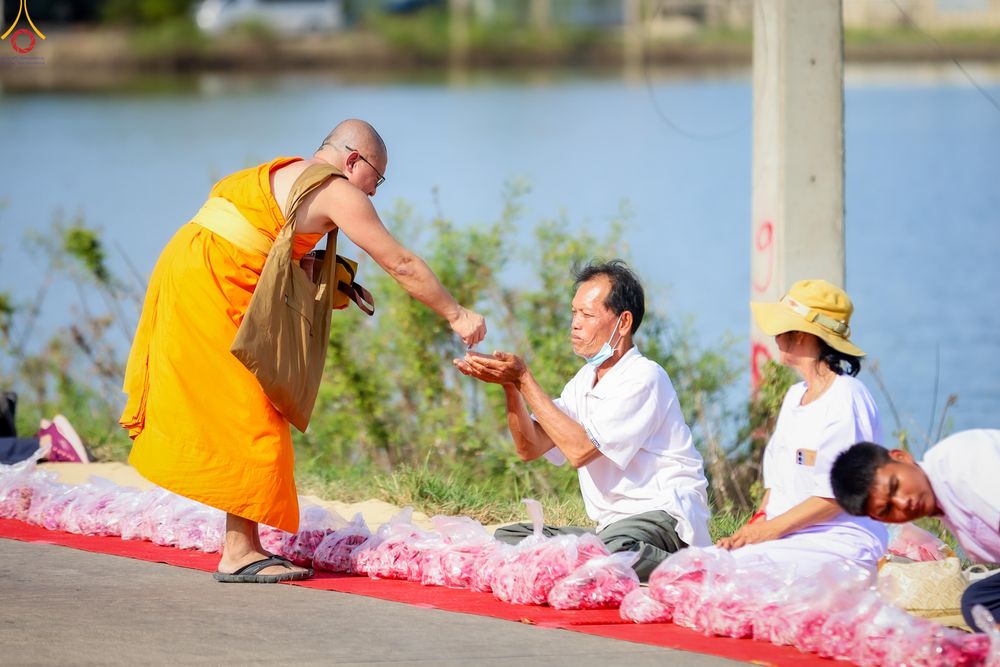 ภาพ No.296264:ภาพเบื้องหลังอาสาสมัครรวมใจ ชุดที่ 2 ในโครงการธรรมยาตรา กตัญญูบูชา มหาปูชนียาจารย์ พระมงคลเทพมุนี(สด จนฺทสโร) พระผู้ปราบมาร อนุสรณ์สถาน 7 แห่ง ปีที่ 14