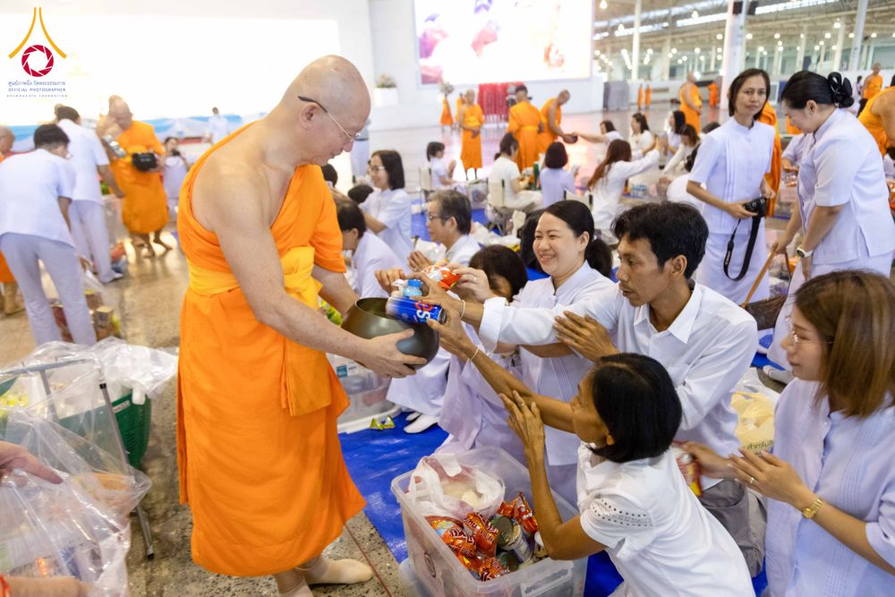 ภาพ No.308269:วันที่ 1  กุมภาพันธ์ พ.ศ. 2569 พิธีตักบาตรข้าวสารอาหารแห้ง ณ บ้านแก้วเรือนทองคุณยาย สภาธรรมกายสากล วัดพระธรรมกาย