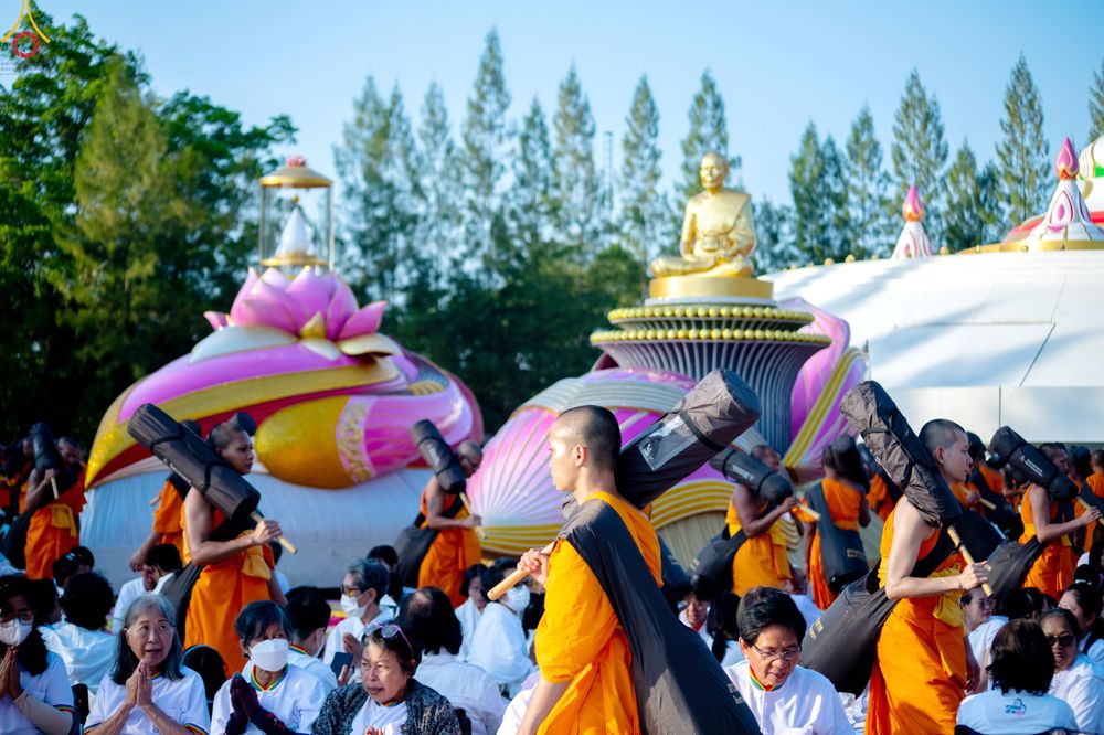 ภาพ No.290575:วันที่ 7 มกราคม พ.ศ. 2569 พิธีต้อนรับพระธรรมยาตรา ณ อนุสรณ์สถานลำดับที่ 2  สถานที่ตั้งมโนปณิธานบวชตลอดชีวิต อนุสรณ์สถานคลองบางนางแท่น (ภาพชุดที่ 2) อ.สามพราน จ.นครปฐม ในโครงการธรรมยาตรา กตัญญูบูชา มหาปูชนียาจารย์ พระมงคลเทพมุนี(สด จนฺทสโร) พระผู้ปราบมาร 