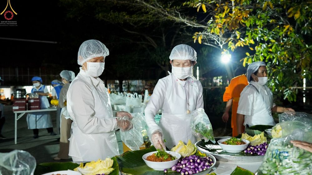 ภาพ No.72111:พิธีถวายภัตตาหารเป็นสังฆทาน แด่คณะพระธรรมยาตราฯ ในโครงการธรรมยาตรากตัญญูบูชา มหาปูชนียาจารย์ พระมงคลเทพมุนี(สด จนฺทสโร) พระผู้ปราบมาร อนุสรณ์สถาน 7 แห่ง ปีที่ 11 วันที่ 18 มกราคม พ.ศ. 2566